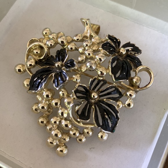 1960's SARAH COVENTRY — Black Iris Brooch/Pendant w/ matching clip on Earrings - Picture 4 of 7